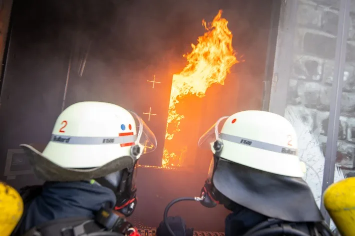 348 Feuerwehrleute meistern echte Feuer in Idstein – Sicherheit für alle