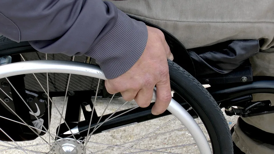 Betrügerischer Tausch: Rollstuhlfahrer in Straubing Opfer eines Diebstahls