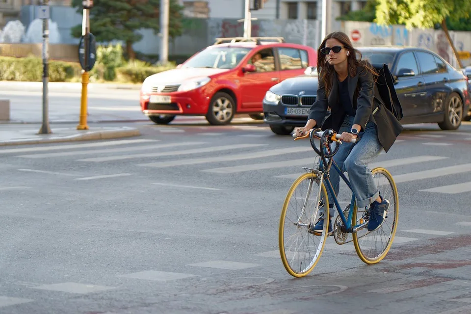 Betrunkener Radfahrer in Memmingen fährt in wartendes Auto – Anzeige folgt