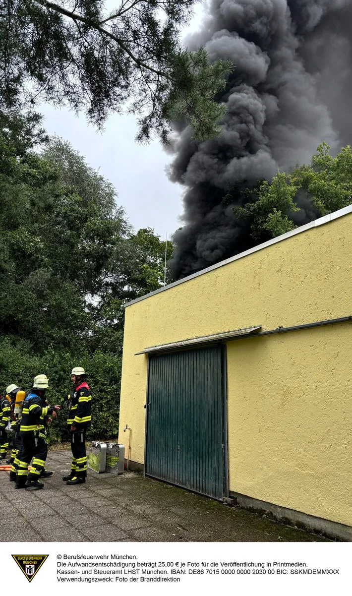 Brand in Neuperlach: Feuerwehr wehrt Rauch über Grundschule ab