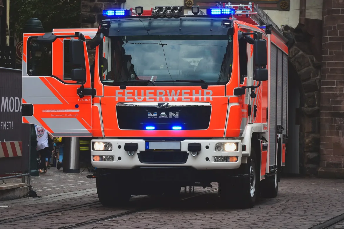 PKW-Brand auf der A40: Feuerwehr rettet Einsatzort ohne Verletzte