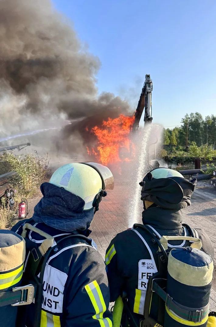 Brennender Bagger sorgt für Rauchwolke über Bochumer Verein