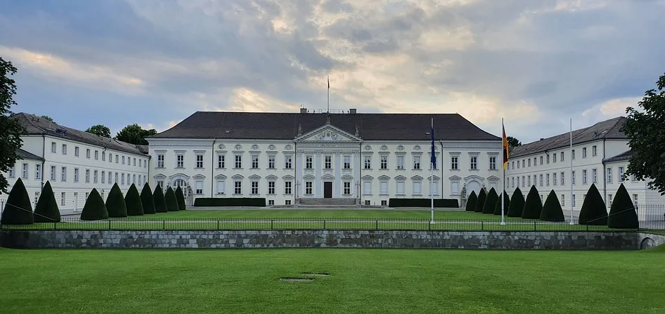 Bundespräsident Steinmeier besucht Stendal: Eintrag ins Goldene Buch