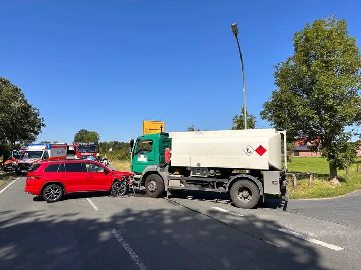 Dorstener Straße: PKW kollidiert mit LKW – Person ins Krankenhaus gebracht