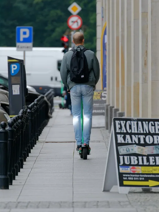 E-Scooter-Fahrer auf Heimweg: Drogenfund sorgt für Strafanzeige