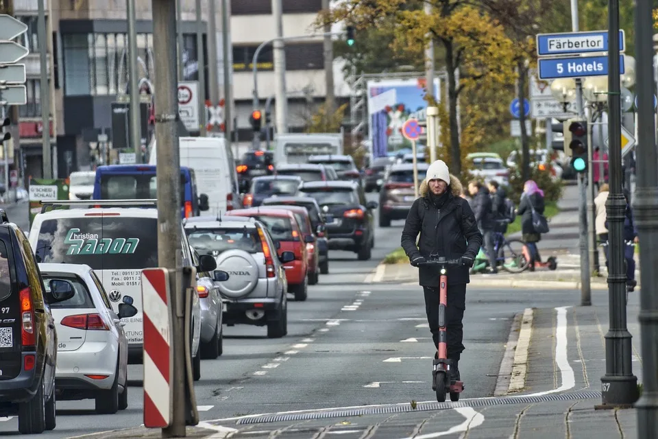 E-Scooter-Unfall in Viersen: 61-Jähriger schwer verletzt beim Mitfahrer-