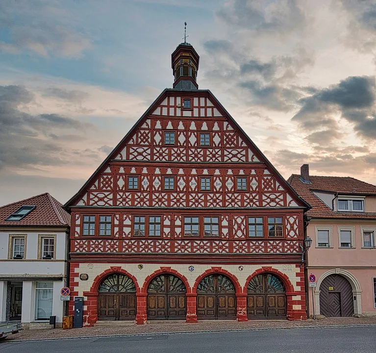 Entdecken Sie Eberns historische Schätze: Rathaus, Synagoge und mehr!