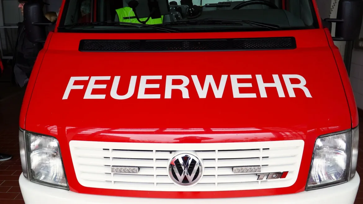 Waldhüttenbrand in Norderstedt: Feuerwehr schnell im Einsatz