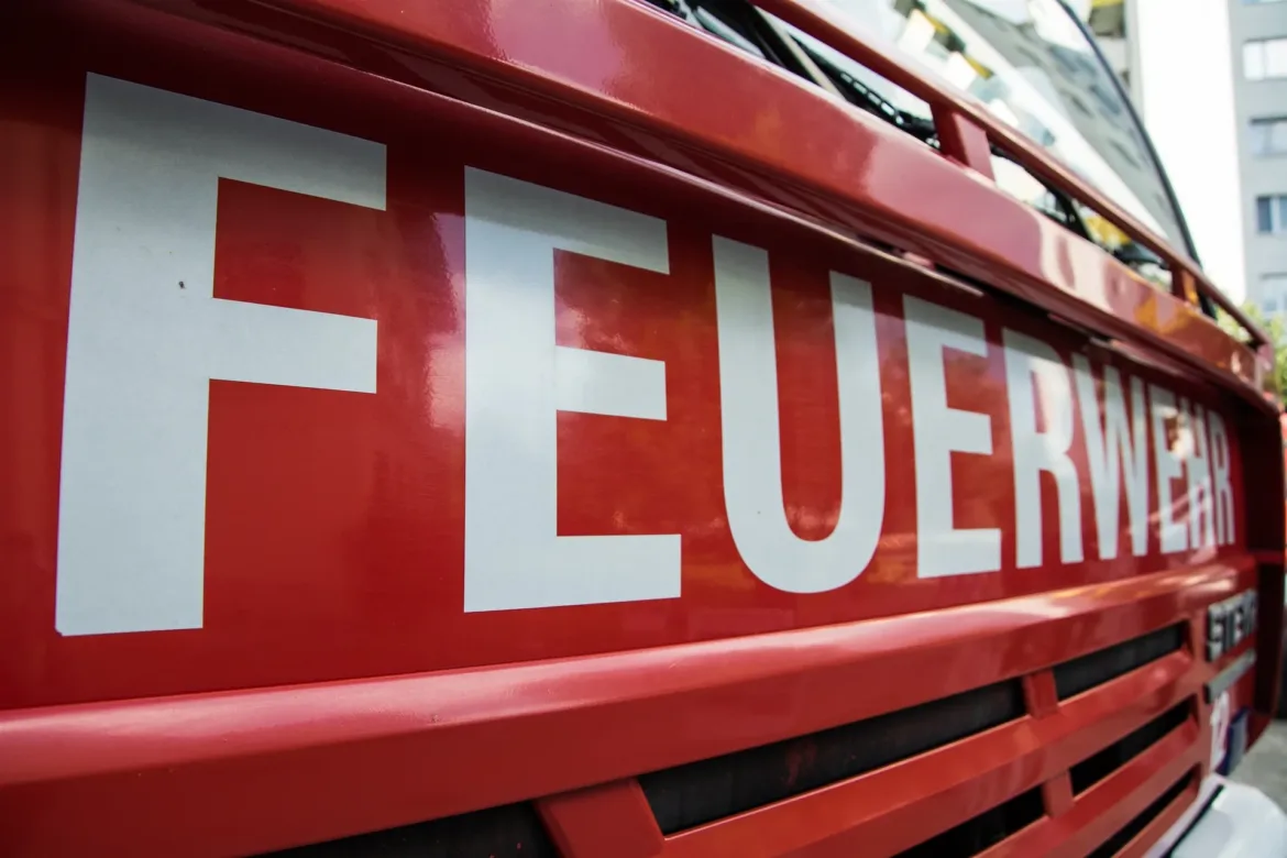 Feuerwehr Stuttgart: Verletzungsfreier Einsatz nach Brand in Bürogebäude