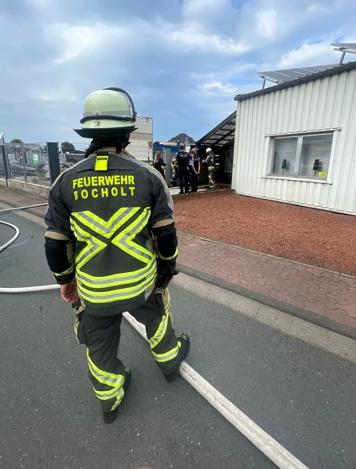 Feuerwehreinsatz in Bocholt: Brand an Lackiererei zügig gelöscht