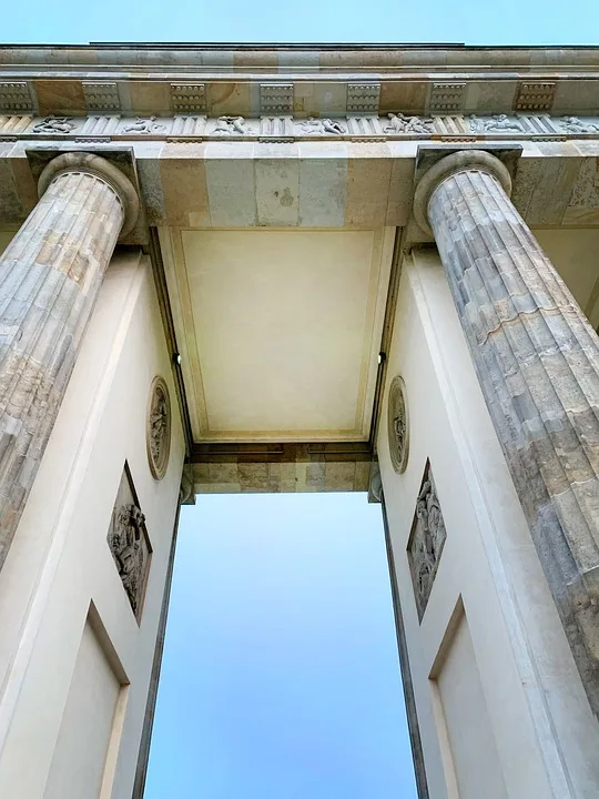 Gedenken am Brandenburger Tor: Solidarität gegen Terror und Extremismus