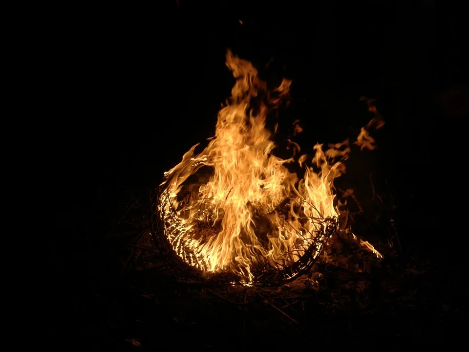 Großbrand in Edewecht: Feuerwehr kämpft gegen Flammen und Rauchwolken