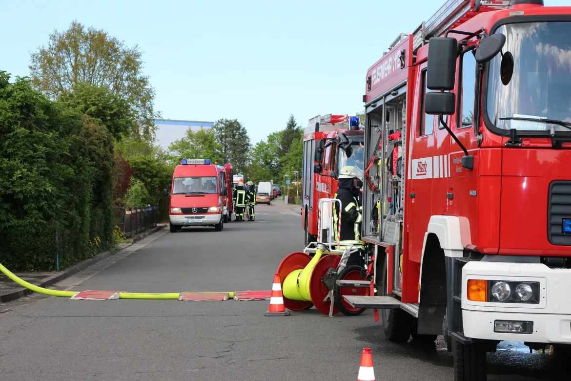 Drei Verletzte nach Pkw-Unfall in Hemelingen – Feuerwehr im Einsatz