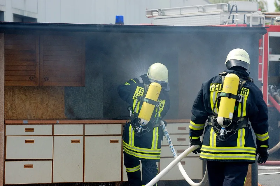 Großeinsatz der Feuerwehr: Feuer in Klein Bennebek legt Wasserversorgung lahm