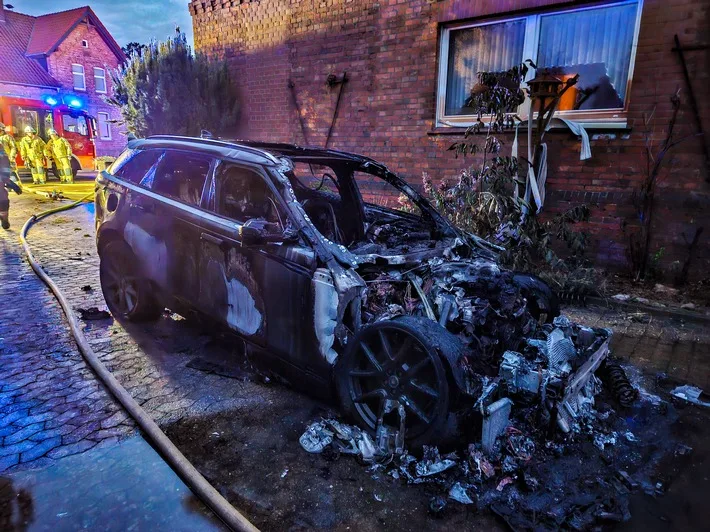 Heldentaten der Feuerwehr: Brand eines Hybrid-SUVs erfolgreich bekämpft!