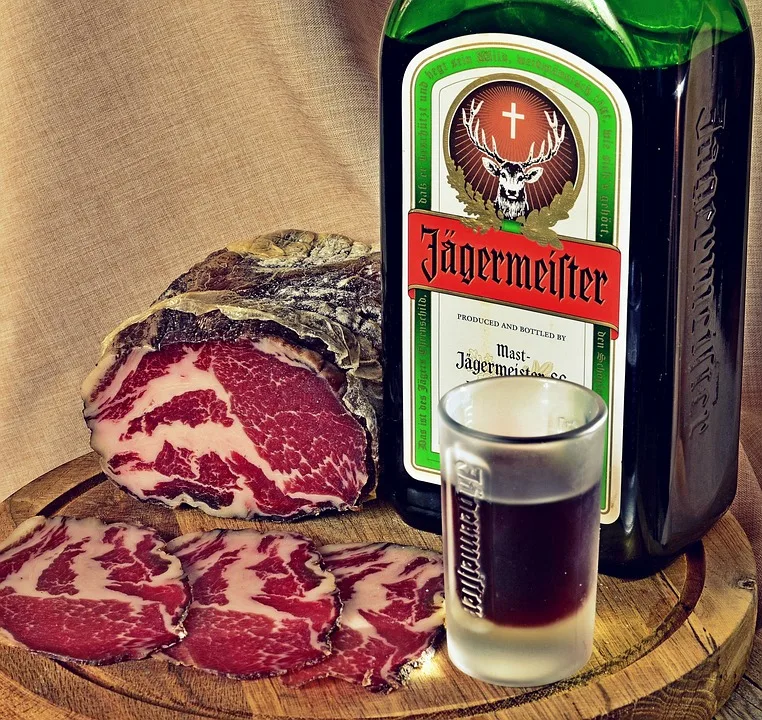 Jägermeister: Vom lokalen Kräuterlikör zum internationalen Kultgetränk