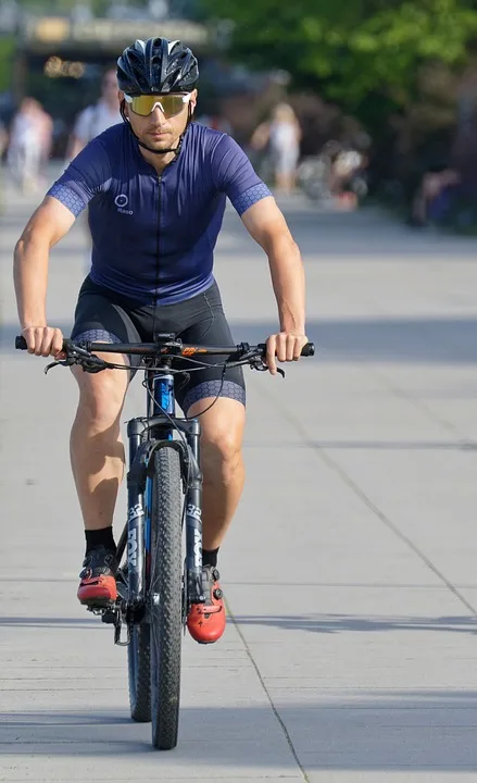 Jugendlicher Radfahrer stürzt in Warburg: Leichte Verletzungen nach Unfall