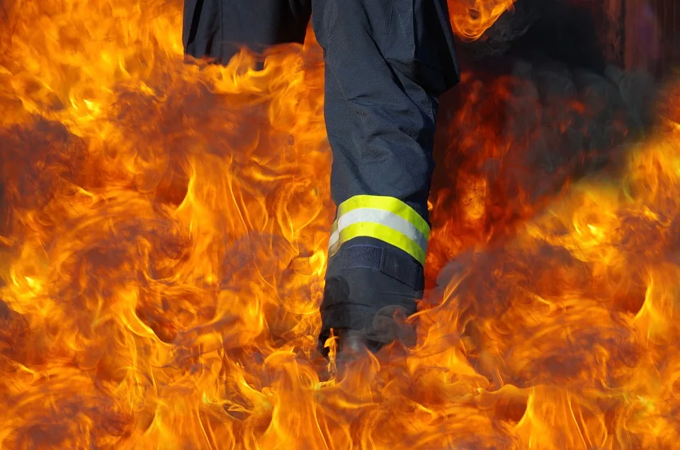 Junge bleibt in DHL-Paketstation stecken: Feuerwehr rettet ihn in Derne