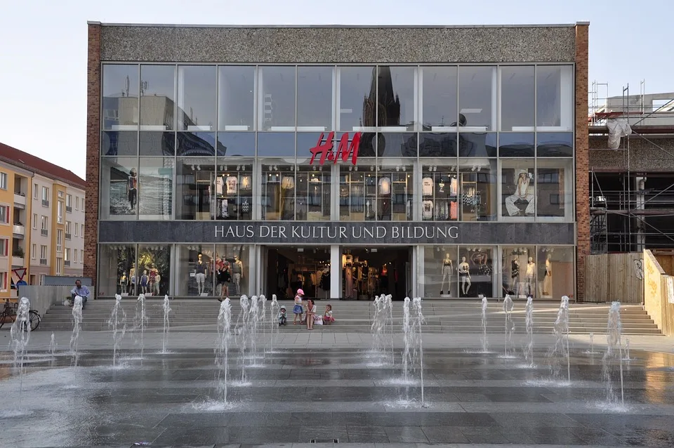 Neubrandenburgs Stadtführer: Entdeckungen der DDR-Kunst und Architektur