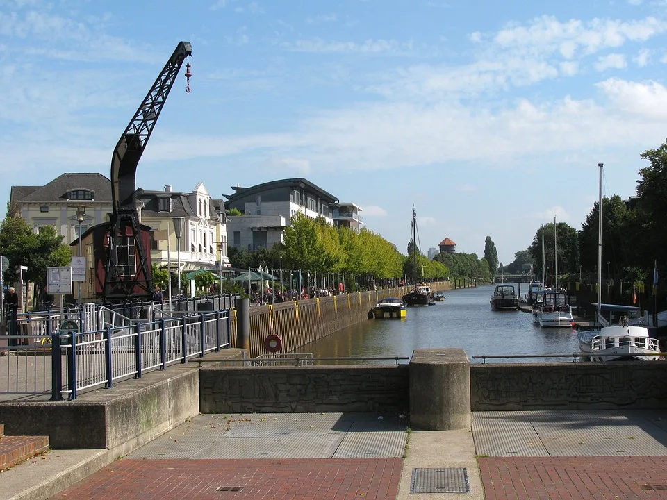 Oldenburg: Zwei Autos landen im Wasser – Fahrer zum Glück unversehrt