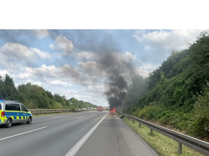 Pkw-Brand auf der BAB 2: Feuerwehr bittet um Rücksichtnahme im Verkehr