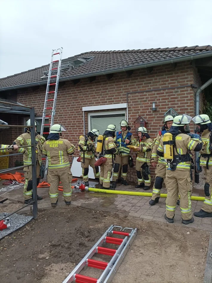 Realistische Feuerwehrübung im Kindergarten Gänseblümchen