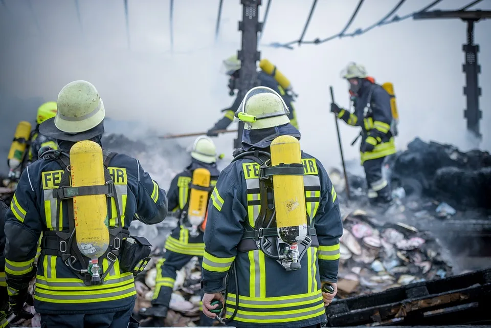 Rettung über die Heckklappe: Feuerwehr hilft Fahrer nach A66-Unfall