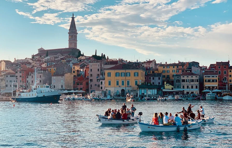 Rovinj im August: Überfüllte Strände oder erholsame Ruhe?