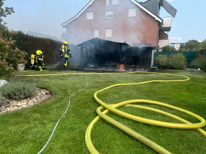 Schneller Einsatz: Gartenlaubenbrand in Alstaden erfolgreich gelöscht