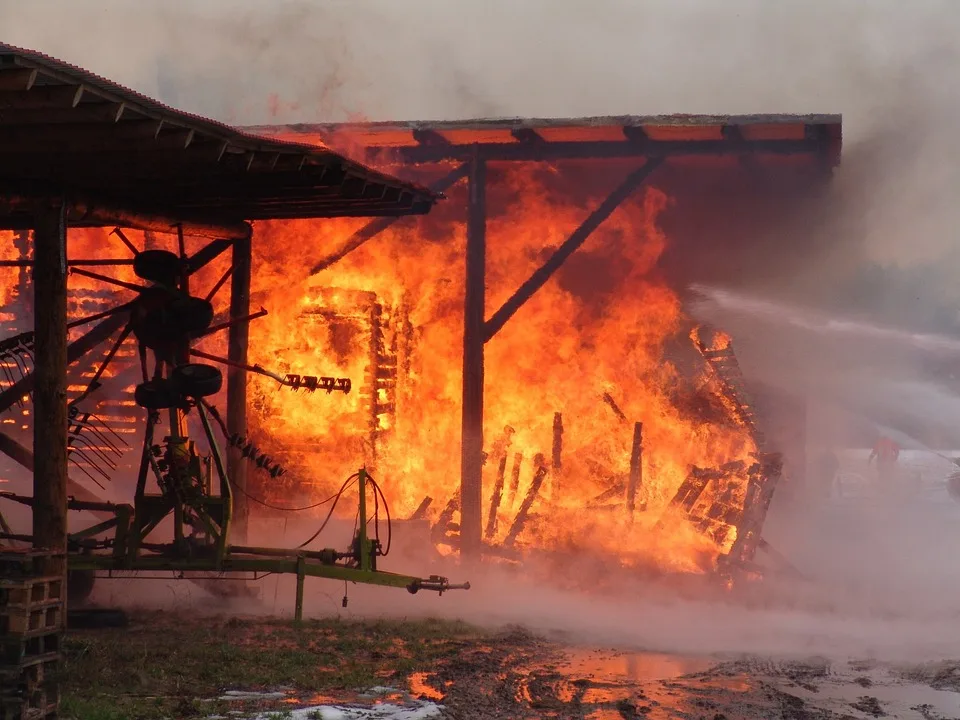 Schnelles Eingreifen: Feuerwehr Düsseldorf stoppt Feuer im Hochhaus