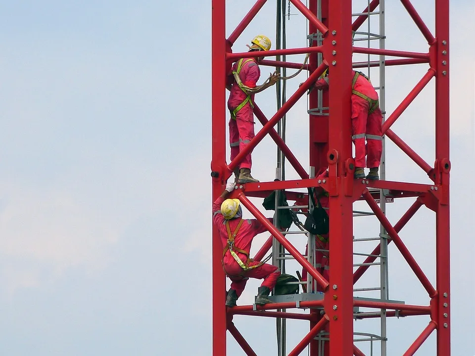 Schwerer Arbeitsunfall in Offenburg: Bauarbeiter bei Kranunfall verletzt