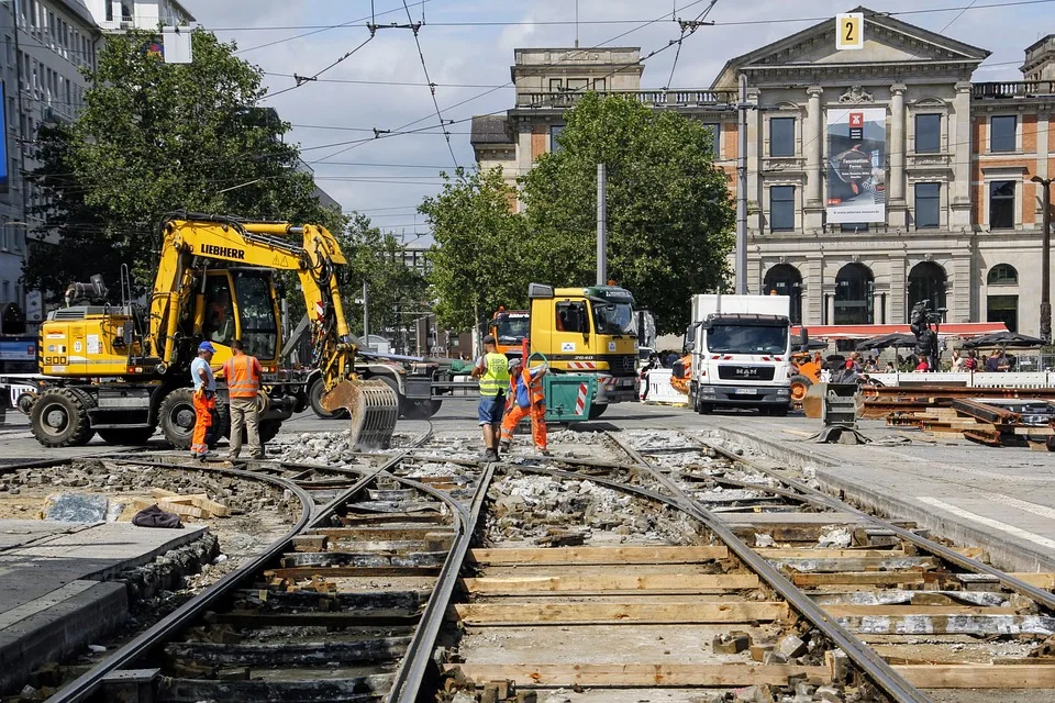 Schwerer Arbeitsunfall in Offenburg: Bauarbeiter durch Kollegen gerettet