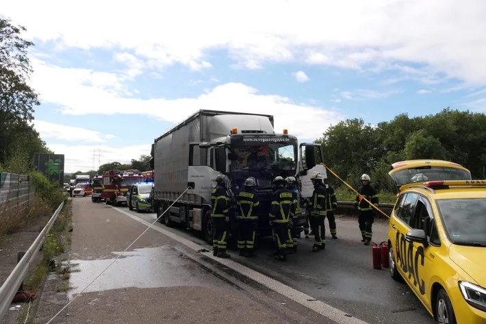 Schwerer LKW-Unfall auf BAB 45: Feuerwehr befreit eingeklemmten Fahrer