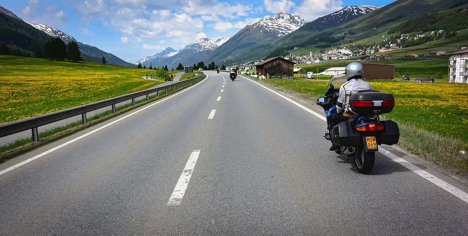 Schwerer Motorradunfall auf der A20: Fahrer in Klinik geflogen