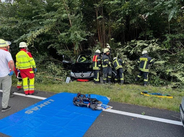 Schwerer Unfall auf der A40 bei Mülheim: Feuerwehr im Einsatz