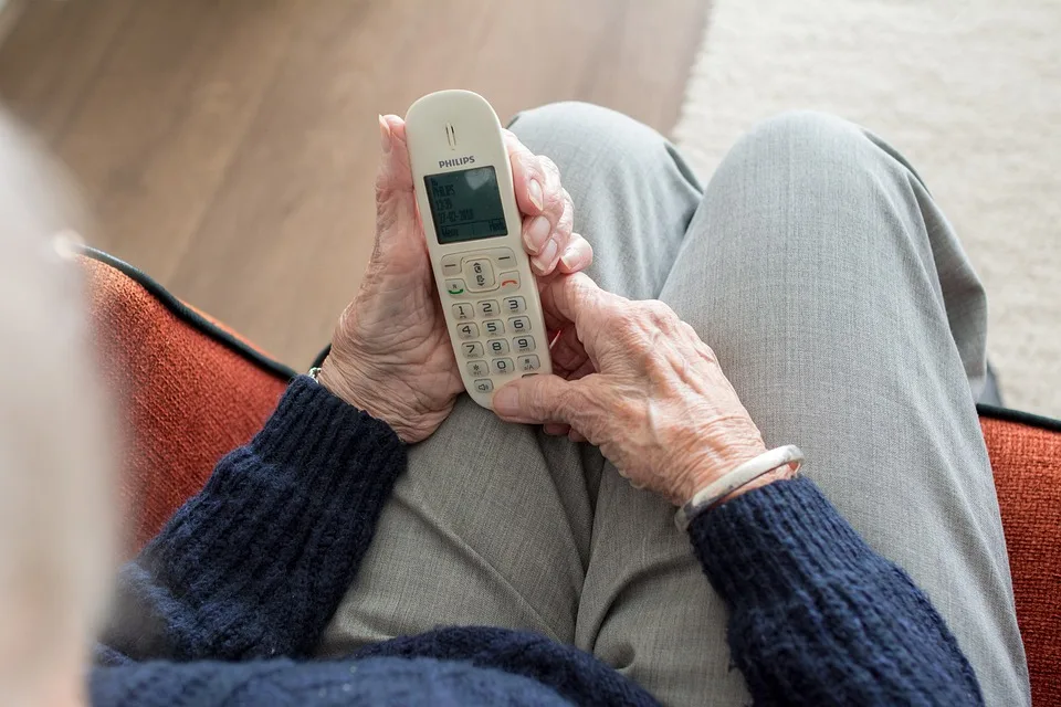 Senior entgeht Trickbetrügern: Geldübergabe dank misstrauischem Freund verhindert