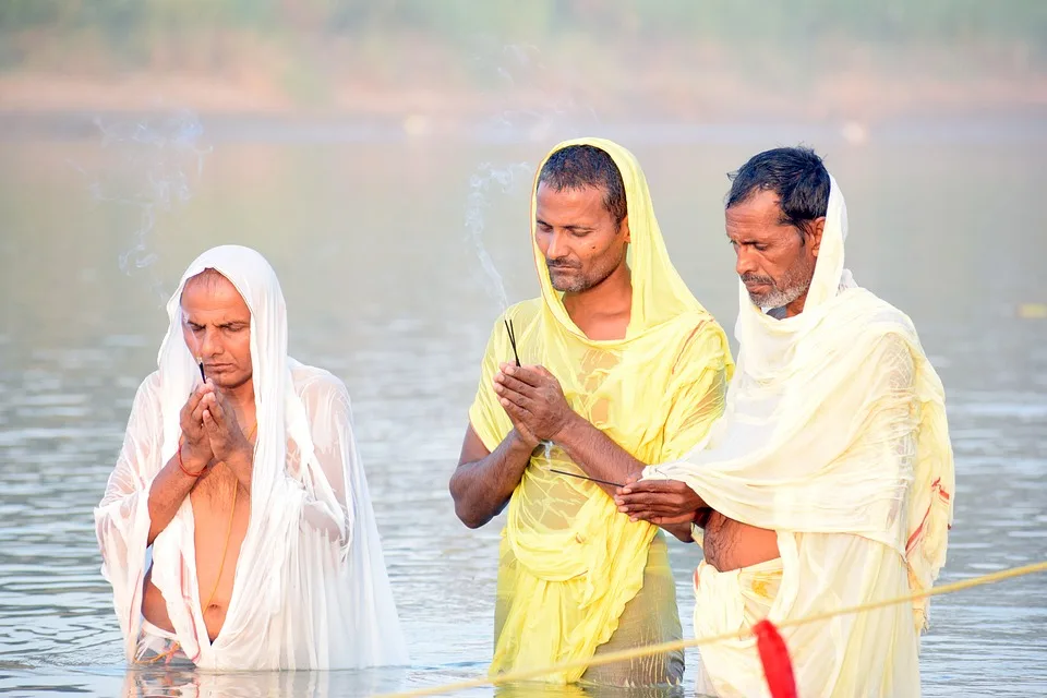 Über zwei Lakh Devotees feiern den letzten Montag im Kashi Vishwanath Tempel