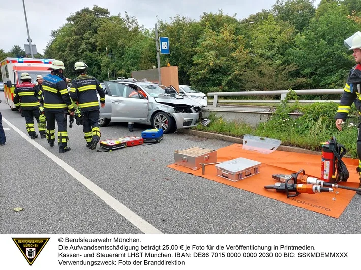 Unfall auf Heckenstallerstraße: 70-Jähriger krachte in Fahrbahntrenner