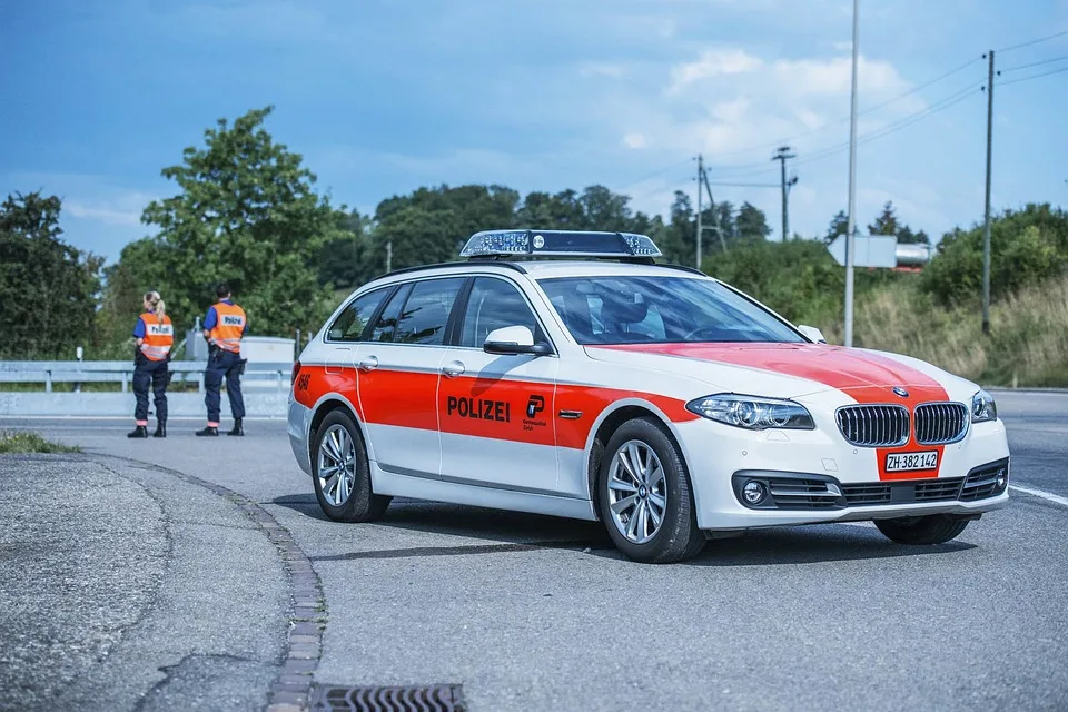 Unfall in Dahn: Pkw prallt gegen Straßenlaterne und Fahrer flieht