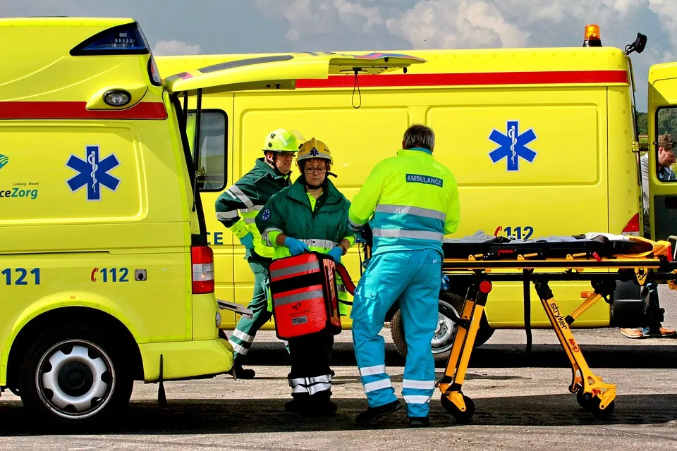 Unfall in Gelsenkirchen: Rettungswagen kippt nach Kollision mit Audi