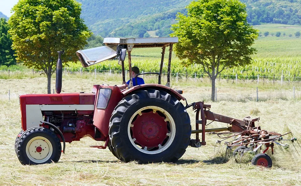 Unfall in Karlshuld: Autofahrerin bei Traktor-Kollision verletzt