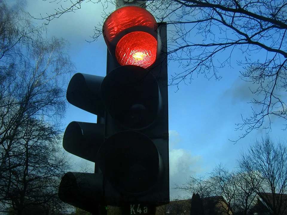 Verkehrsunfall in Eitorf: Autofahrerin rammt Straßenlaterne