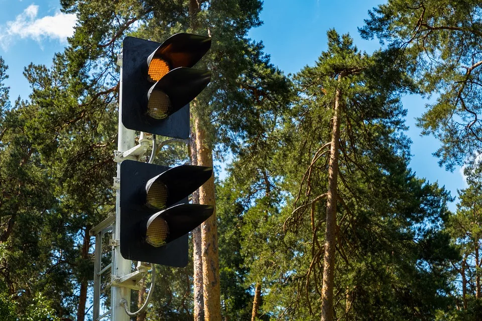 Verkehrsunfall in Mühlhausen: Pkw ignoriert Rotlicht und kollidiert mit Lkw