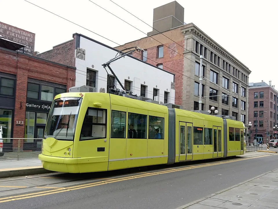 Verkehrsunfall in Nürnberg: Zusammenstoß zwischen Straßenbahn und Zustellfahrzeug