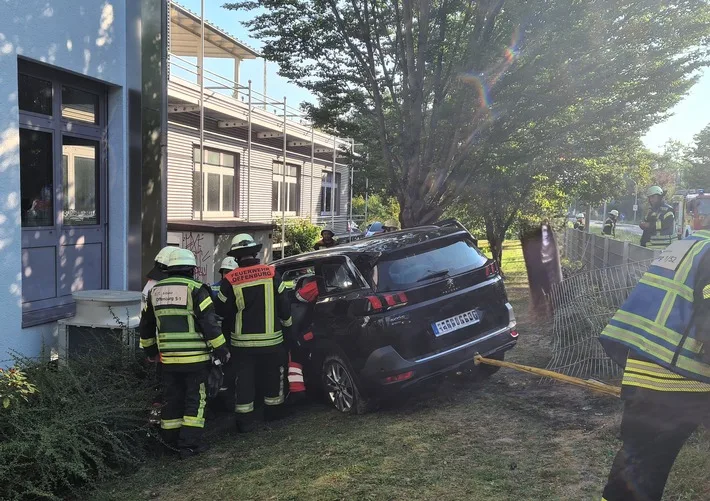 Verkehrsunfall in Offenburg: PKW prallt gegen Hauswand und Fahrer verletzt