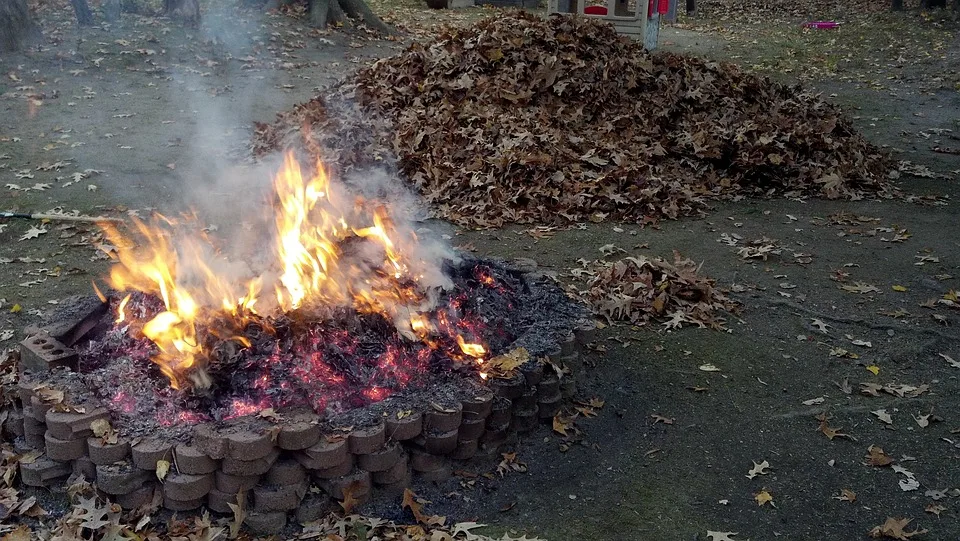 Wirges: Heckenbrand führt zu Verletzung – Feuerwehr verhindert Schlimmeres