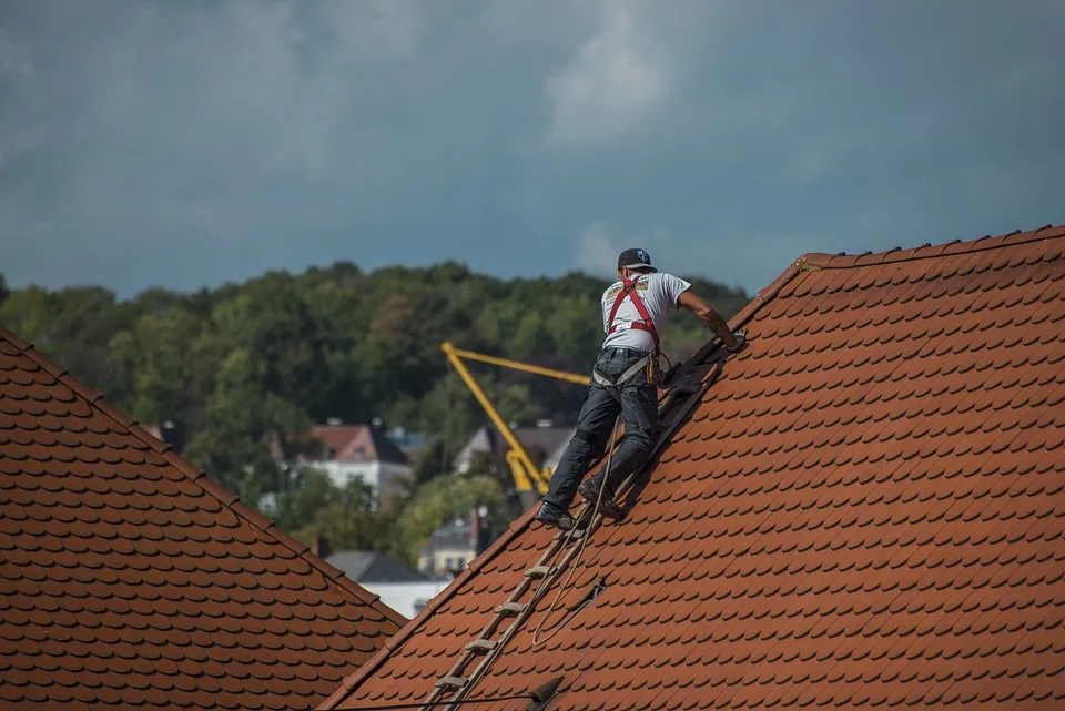 Zukunft gestalten: 99 Dachdecker und 15 Klempner starten Meisterkurse in Mayen