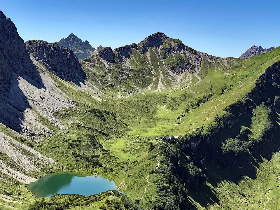 <p><strong>"Nello-Hütte: Erfolgreiches Spendenfest für krebskranke Kinder"</strong></p>