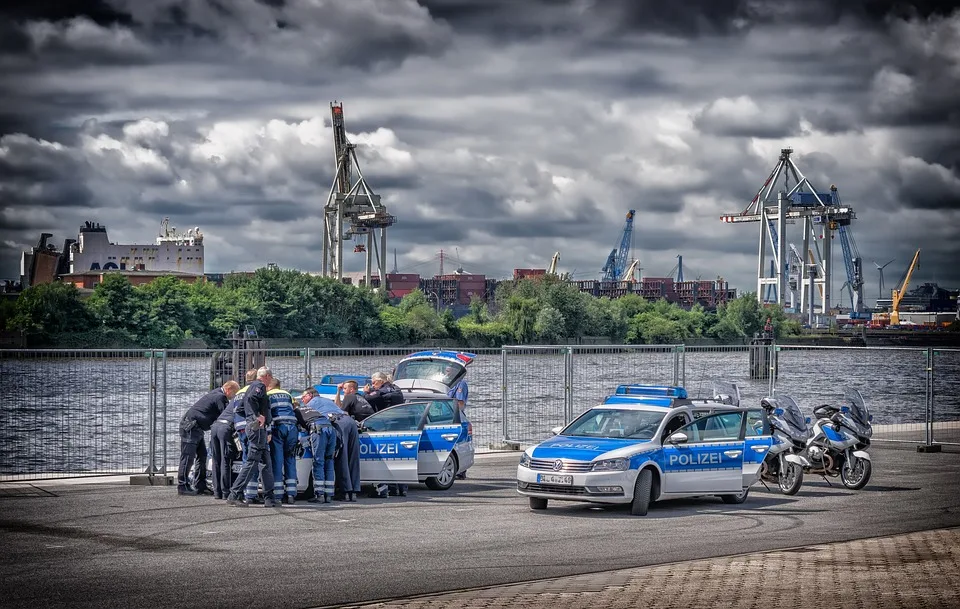 „Mysteriöser Leichnam im Silokanal: Polizei ermittelt in Brandenburg“