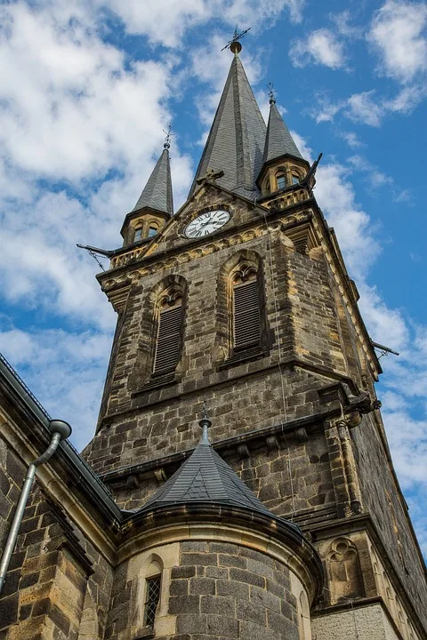 „Neustadt erblüht: Neues Wandbild und Freiluftgalerie für Magdeburg“